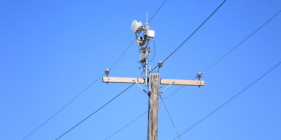 Poste con enlace de datos inalámbricos
