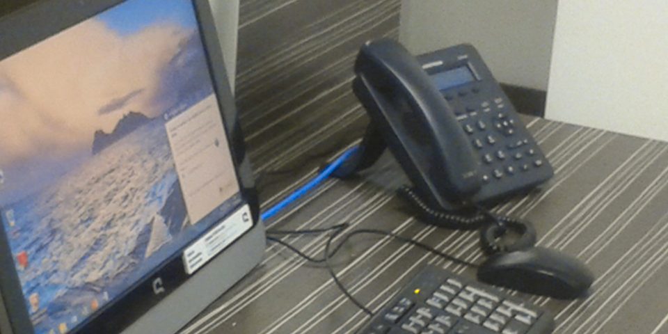 Teléfono IP en un escritorio de oficina
