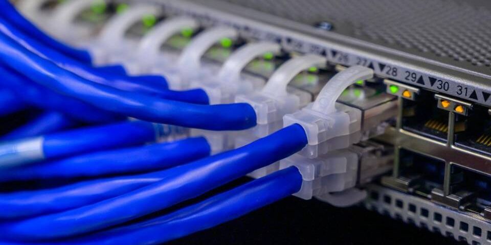Diagnóstico profesional de red lenta en empresa y auditoría de cableado estructurado