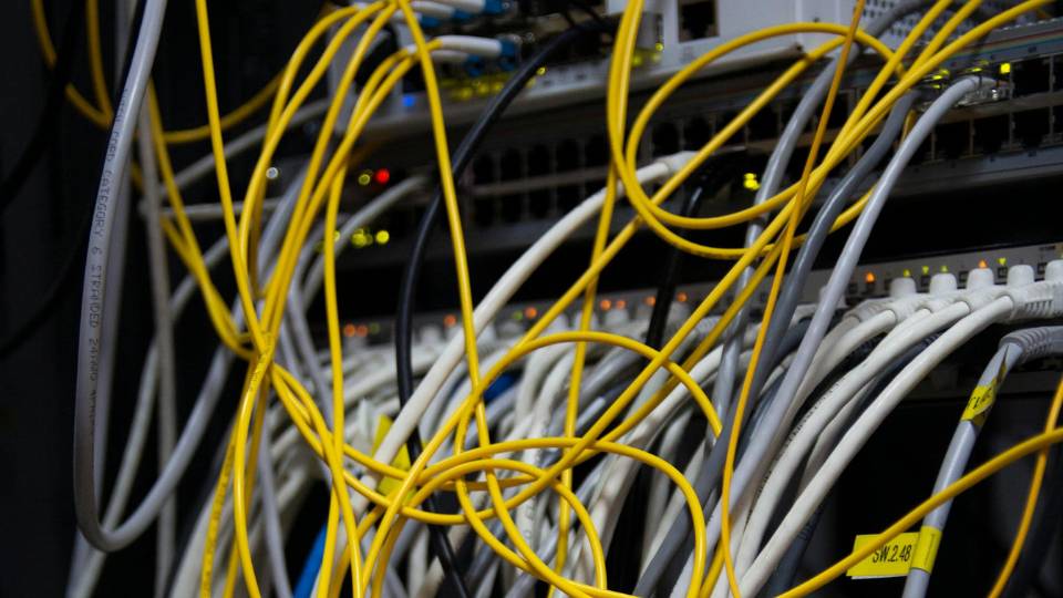 Mala instalación de cableado de red causando cuellos de botella y red lenta